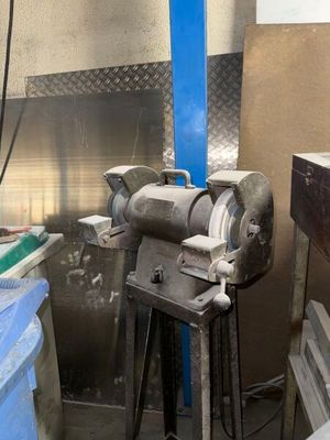 une machine qui se trouve dans le coin d'une pièce