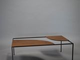 une photo d'une table basse avec un plateau en bois et des pieds en métal
