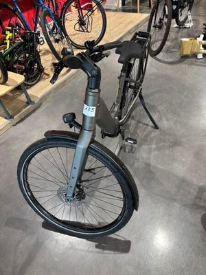 un vélo garé par terre dans un magasin