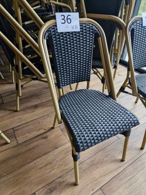 de nombreuses chaises posées sur le parquet