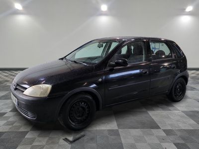 la photo d'une voiture noire garée dans un garage