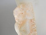 un vase blanc orné d'un motif floral