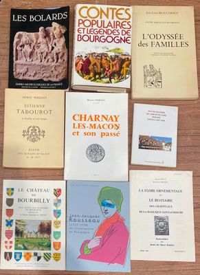 plusieurs livres posés sur une table, qui se trouve elle-même posée sur une autre table