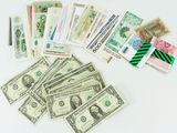 une liasse de billets posée sur une table blanche