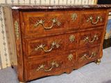 une commode en bois avec un plateau en marbre