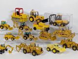 de nombreux engins de chantier exposés dans une vitrine