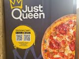 une pizza dans une boîte sur laquelle figure un code QR