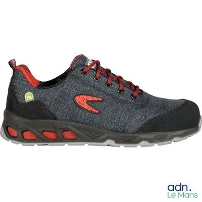 un gros plan d'une chaussure sur fond blanc
