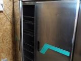 un grand four en acier inoxydable avec une flèche bleue sur la porte