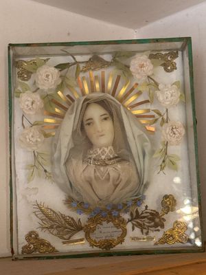 une photo d'une image de la Vierge Marie dans un cadre