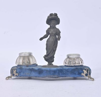 une image représentant une statue de femme debout sur une table bleue