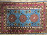 un tapis bleu et rose posé sur un parquet