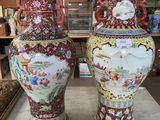 une paire de grands vases chinois posés sur une table dans une pièce