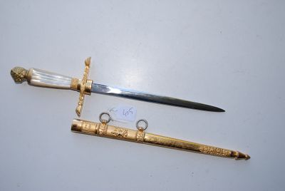 deux types de couteaux différents exposés sur une table