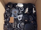 une boîte remplie de boutons noirs et blancs