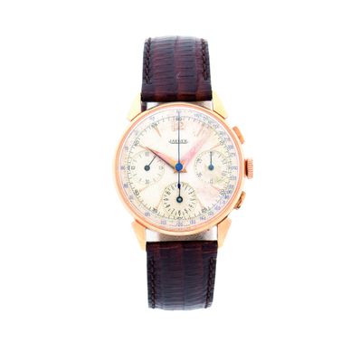 gros plan d'une montre sur fond blanc avec un bracelet marron