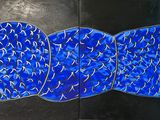 une photo d'un tableau représentant un poisson bleu accroché au mur