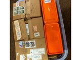 un bac en plastique rempli d'une grande quantité de courrier et de timbres