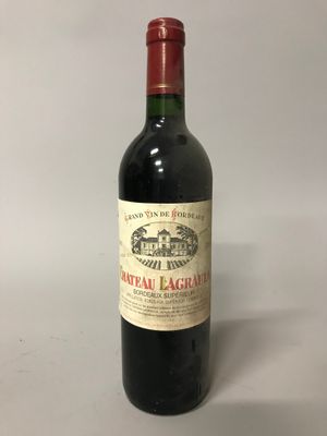 une bouteille de vin posée sur une table