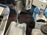 a microscope that is sitting on top of a table