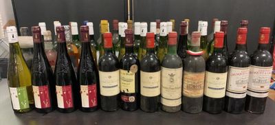 de nombreuses bouteilles de vin alignées sur le comptoir