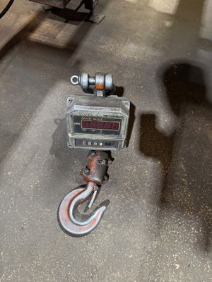 une machine posée sur le sol dans le garage