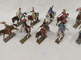 de nombreuses figurines représentant des hommes à cheval, tenant des lances