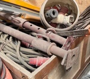une boîte pleine d'outils posée sur une table