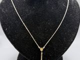 un collier en or orné d'un diamant blanc sur un mannequin noir