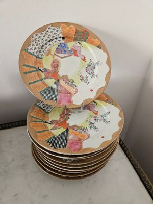 plusieurs assiettes empilées sur une table