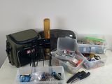 une table sur laquelle se trouvent de nombreux objets différents