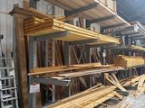 de nombreuses pièces de bois empilées sur les étagères de l'entrepôt