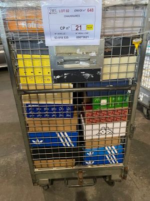 un chariot métallique sur lequel sont empilées de nombreuses boîtes