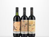 trois bouteilles de vin sur lesquelles figure l'image d'une femme