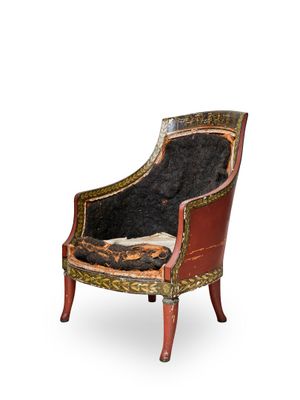 une chaise ornée d'un motif noir et doré