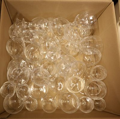 une boîte remplie de verres à vin vides posée sur une table