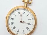 une montre de poche en or avec des chiffres romains