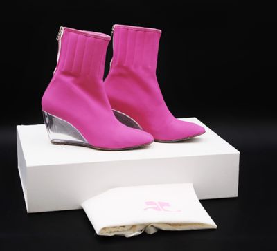 les bottines roses sont posées sur une boîte blanche