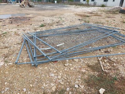 un tas de barres d'acier posé par terre devant un immeuble