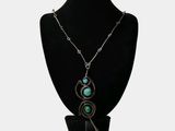 collier avec une pierre turquoise et une chaîne en argent sur un mannequin noir