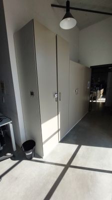 une pièce équipée d'un ventilateur de plafond et d'un poêle