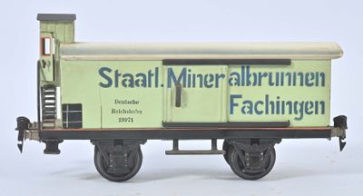 un petit train avec une pancarte sur le côté