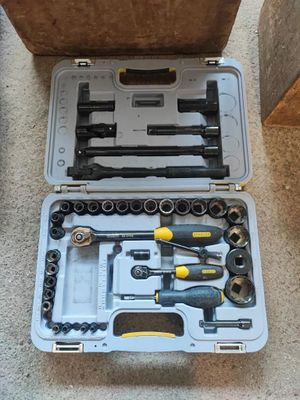 une trousse à outils posée sur le sol