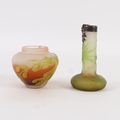 deux vases posés l'un à côté de l'autre sur une surface blanche