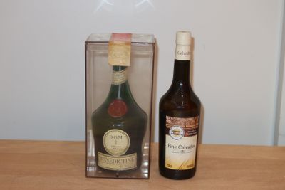 une bouteille de vin à côté d'une autre bouteille de vin sur une table