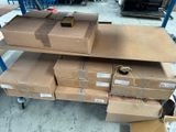 une pile de cartons sur un chariot dans un entrepôt