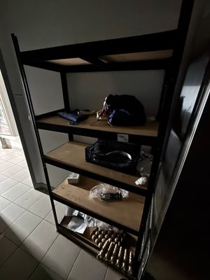 une étagère sur laquelle se trouvent plusieurs objets
