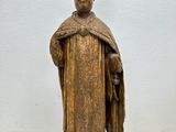 statue en bois représentant un homme portant un chapeau et une robe