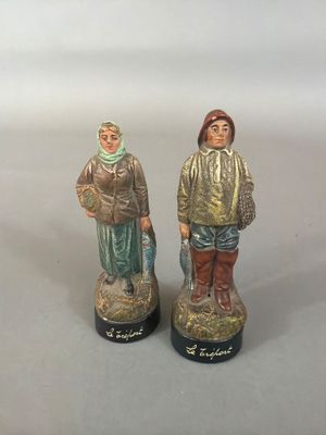 paire de figurines en céramique représentant un homme et une femme