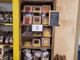 une armoire jaune remplie de plein de nourriture et une pancarte